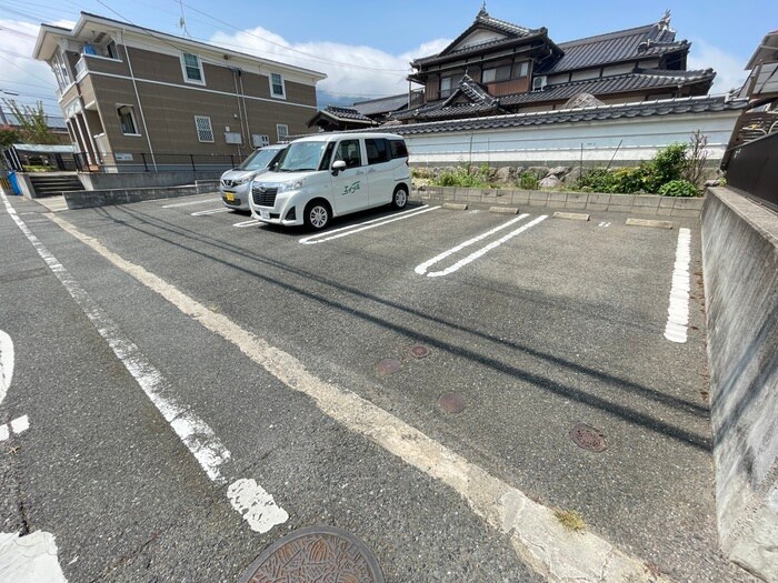 物件外観写真3　(駐車場)
