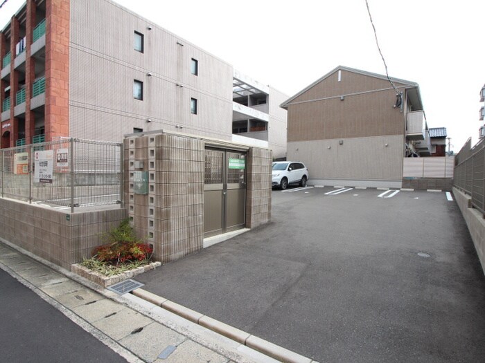 物件外観写真2　(エントランス部分)