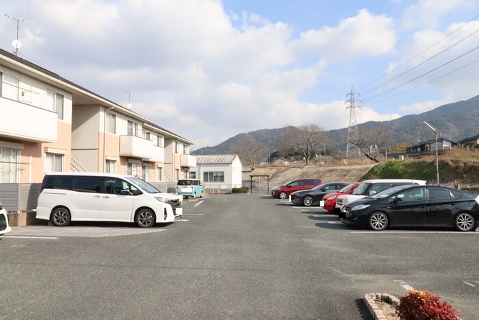 物件外観写真2　(駐車場)