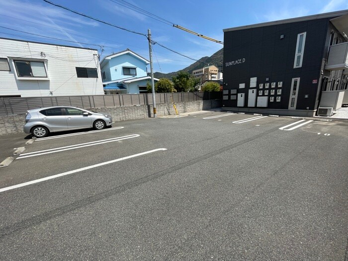 物件外観写真2　(駐車場)