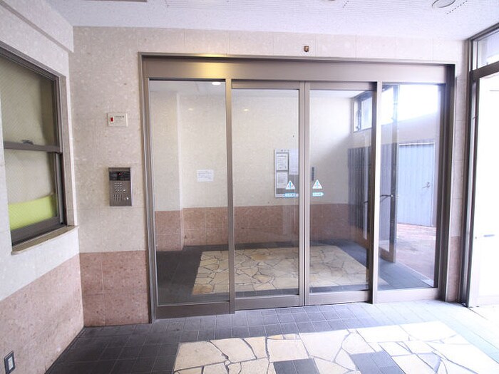 物件外観写真2　(エントランス部分)
