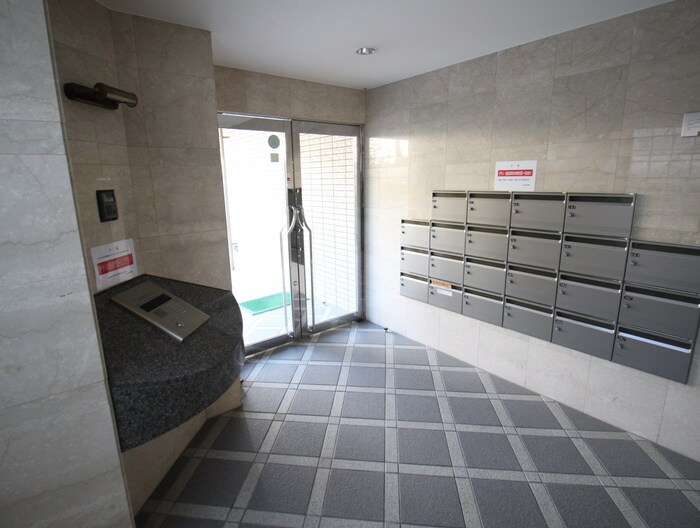 物件外観写真3　(エントランス部分)