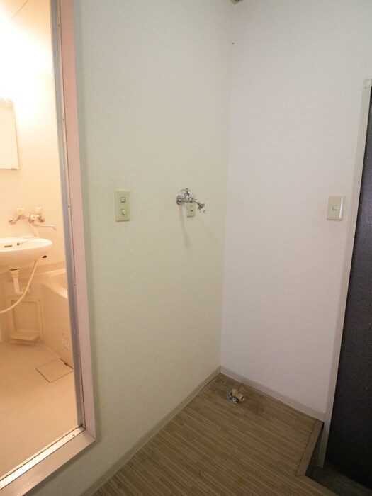 物件内観写真9　(洗濯機置場)