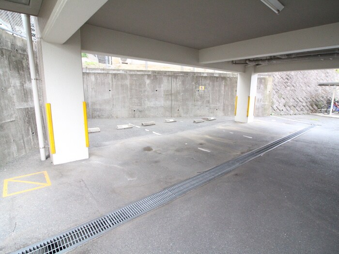 物件外観写真5　(駐車場)