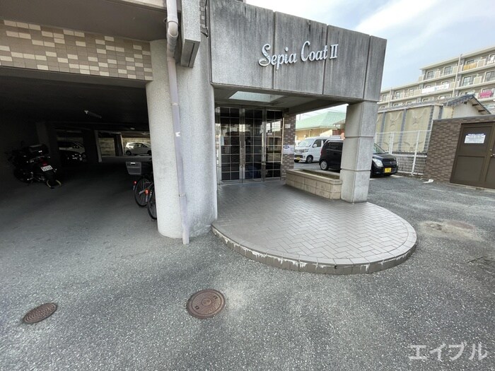 物件外観写真2　(エントランス部分)