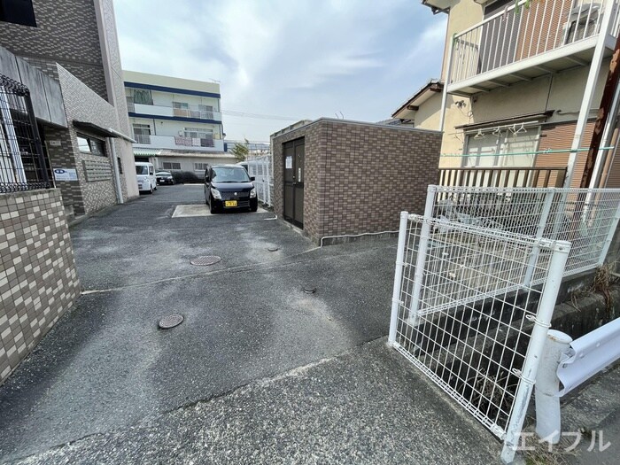 物件外観写真4　(駐車場)