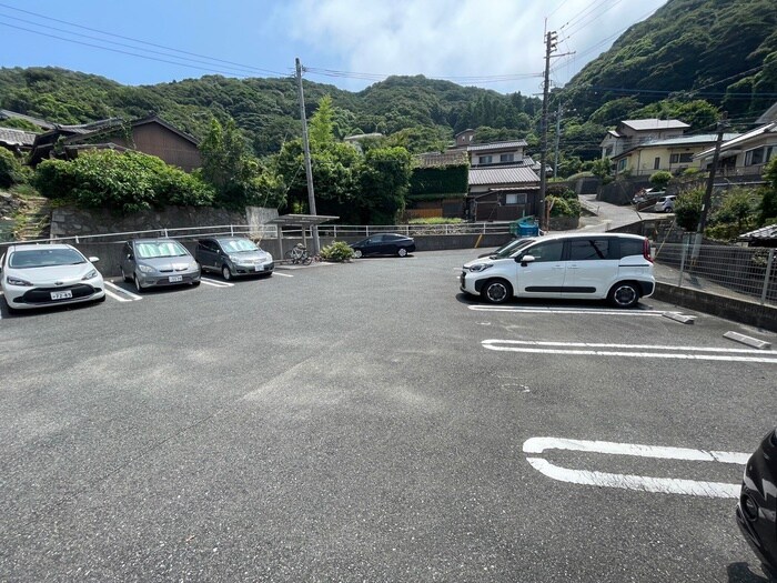 物件外観写真2　(駐車場)