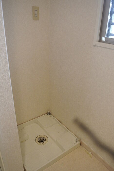 物件内観写真6　(洗濯機置場)