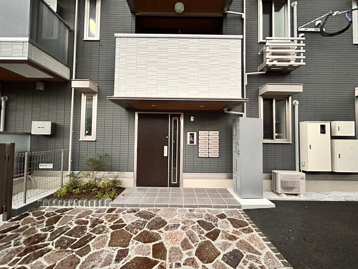 物件外観写真2　(エントランス部分)