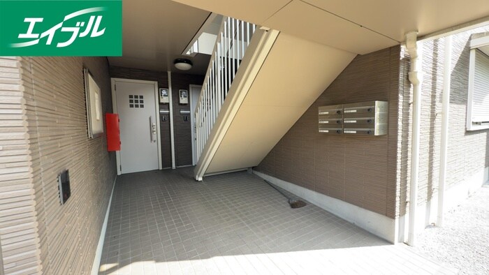 物件外観写真4　(エントランス部分)