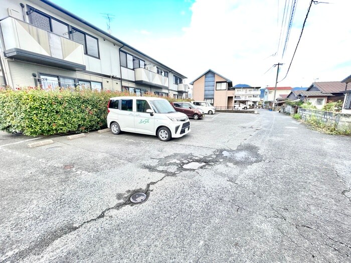 物件外観写真2　(駐車場)
