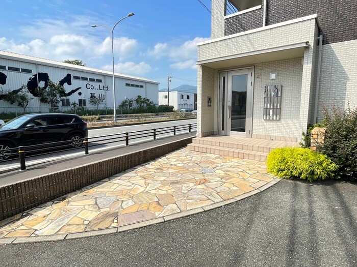 物件外観写真4　(エントランス部分)