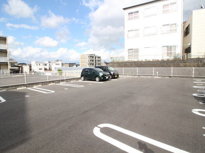 物件外観写真2　(駐車場)