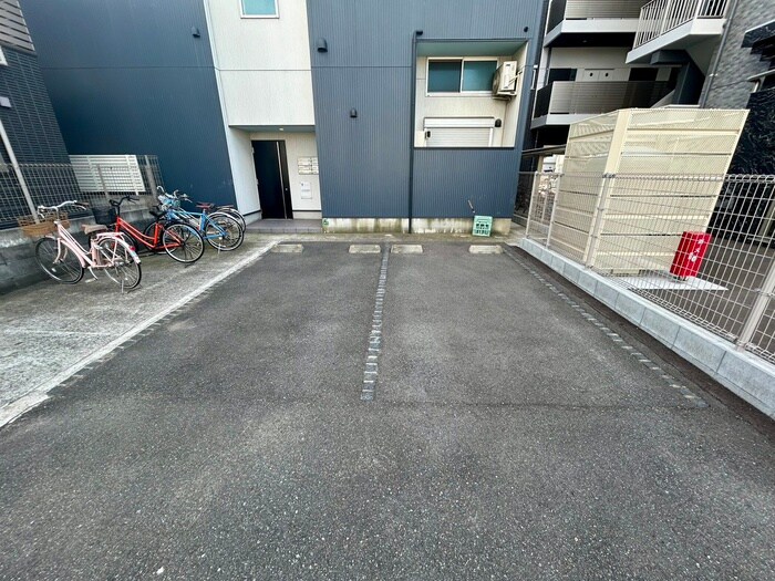 物件外観写真2　(駐車場)