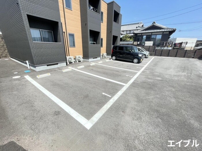 物件外観写真2　(駐車場)