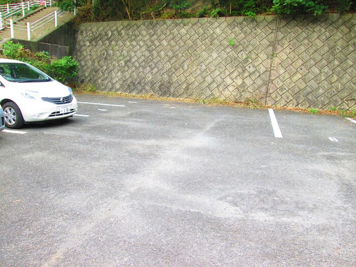 物件外観写真2　(駐車場)