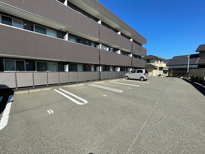 物件外観写真2　(駐車場)
