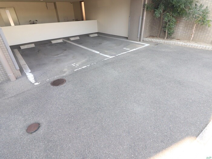 物件外観写真5　(駐車場)