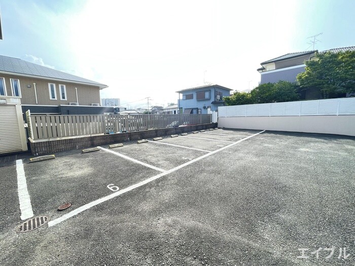 物件外観写真4　(駐車場)