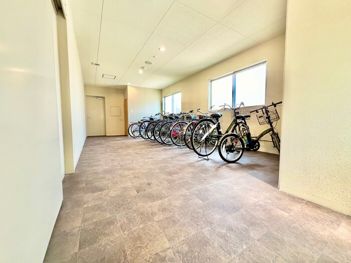 物件外観写真3　(駐輪場)