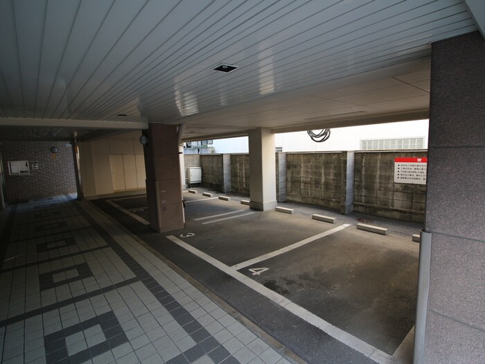 物件外観写真4　(駐車場)