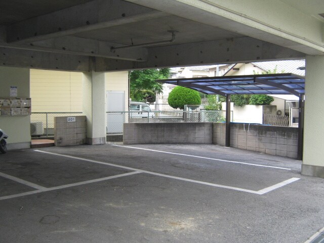 物件外観写真2　(駐車場)