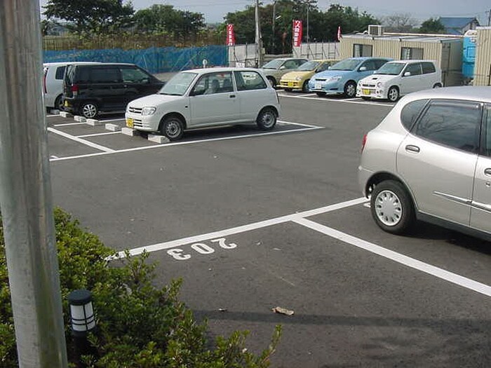 物件外観写真2　(駐車場)