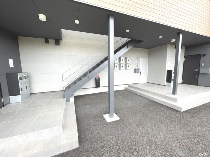 物件外観写真3　(エントランス部分)