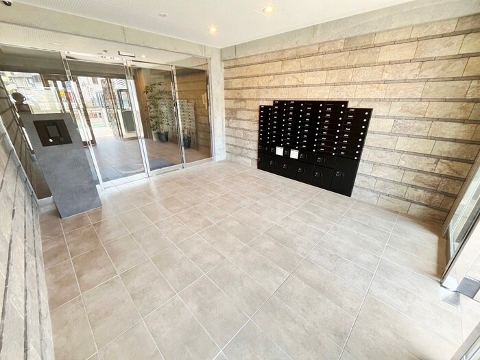 物件外観写真2　(エントランス部分)