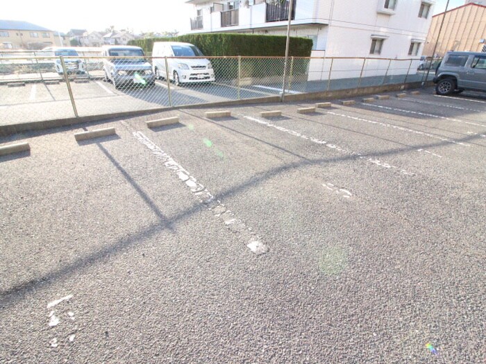 物件外観写真3　(駐車場)
