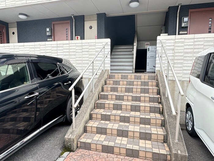 物件外観写真2　(エントランス部分)