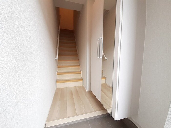 物件内観写真8　(玄関)