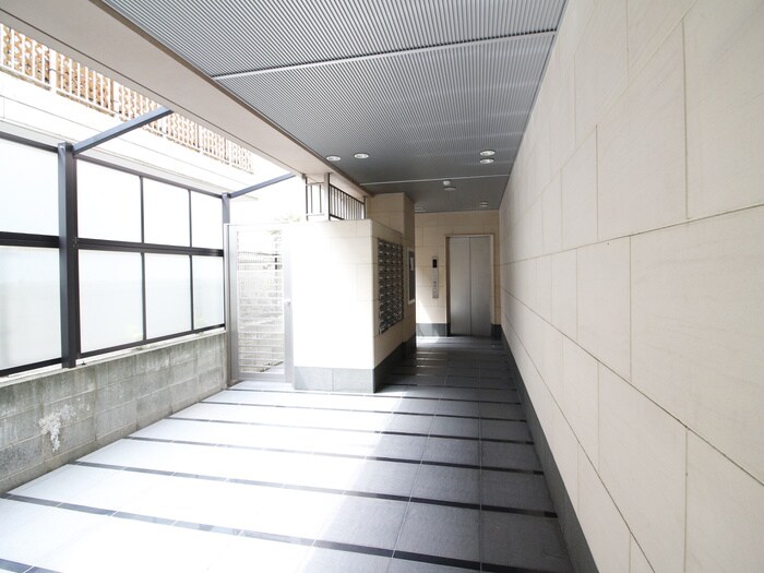 物件外観写真2　(エントランス部分)