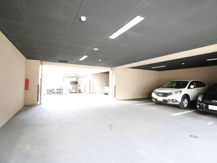 物件外観写真3　(駐車場)