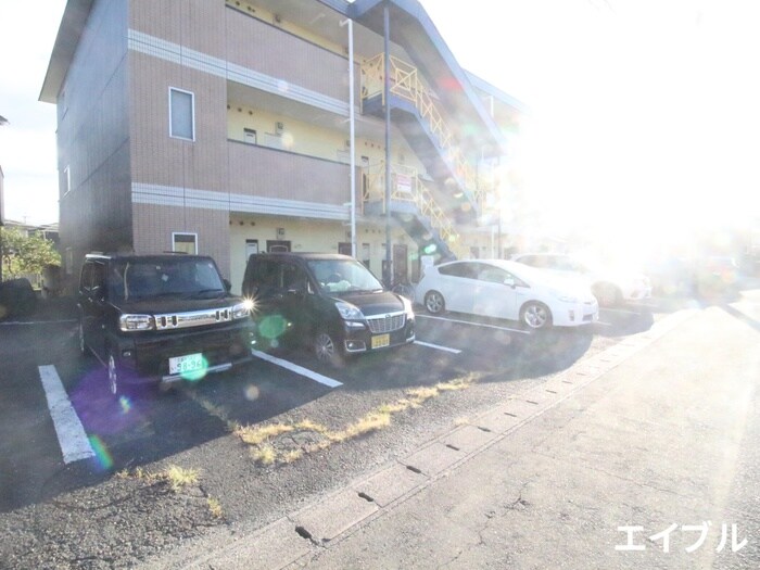 物件外観写真3　(駐車場)