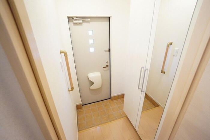 物件内観写真10　(玄関)
