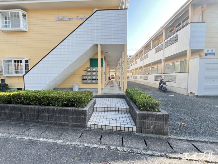 物件外観写真2　(エントランス部分)