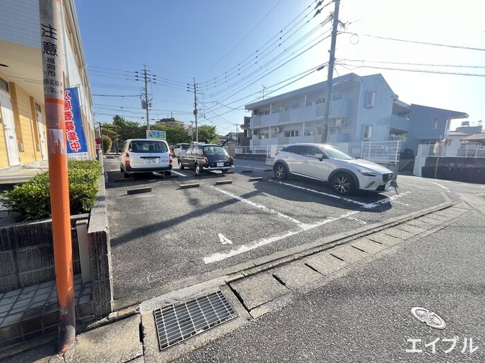 物件外観写真3　(駐車場)