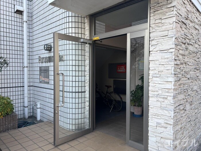 物件外観写真2　(エントランス部分)