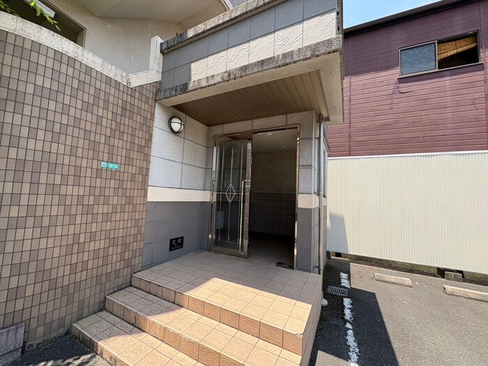 物件外観写真3　(エントランス部分)