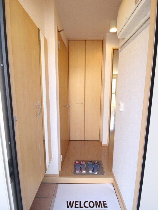 物件内観写真12　(玄関)