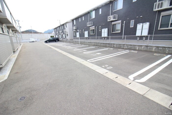 物件外観写真4　(駐車場)