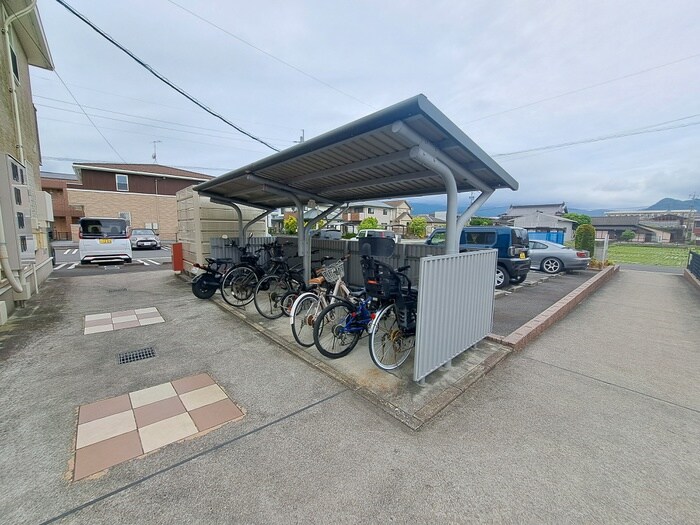 物件外観写真2　(駐輪場)