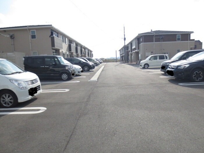 物件外観写真4　(駐車場)