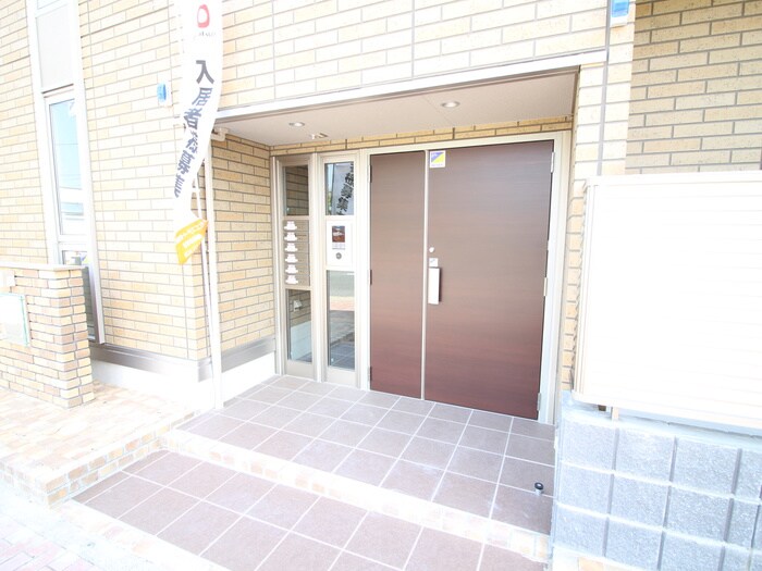 物件外観写真3　(エントランス部分)