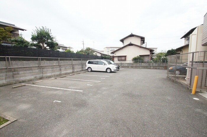 物件外観写真4　(駐車場)