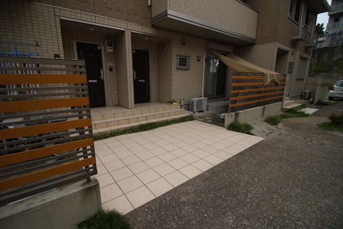 物件外観写真4　(エントランス部分)