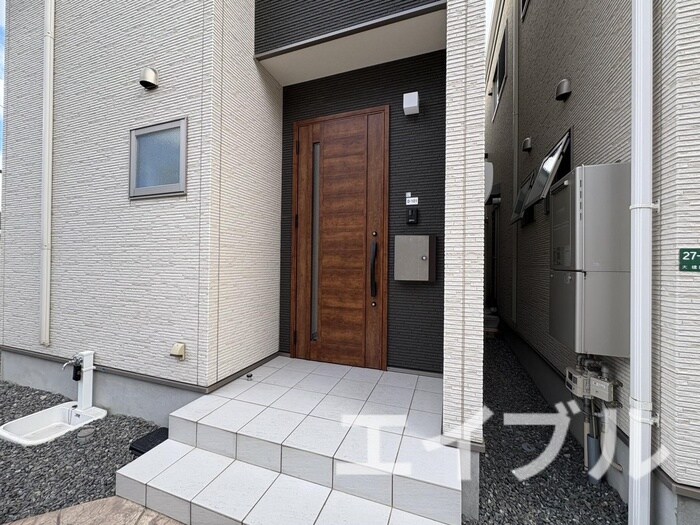 物件外観写真4　(エントランス部分)