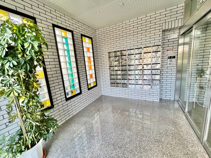 物件外観写真2　(エントランス部分)