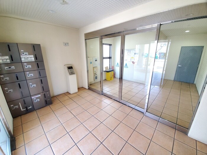 物件外観写真3　(エントランス部分)